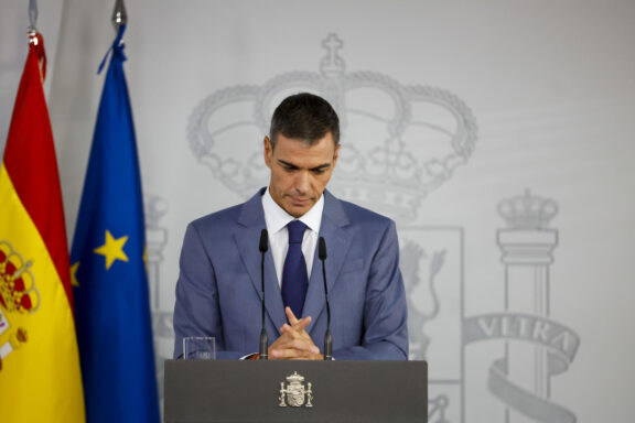 MADRID, 06/10/2026.- El presidente del Gobierno, Pedro Sánchez, comparece en rueda de prensa tras la reunión del Consejo de Ministros, este martes en el Palacio de la Moncloa. EFE/ Javier Lizon