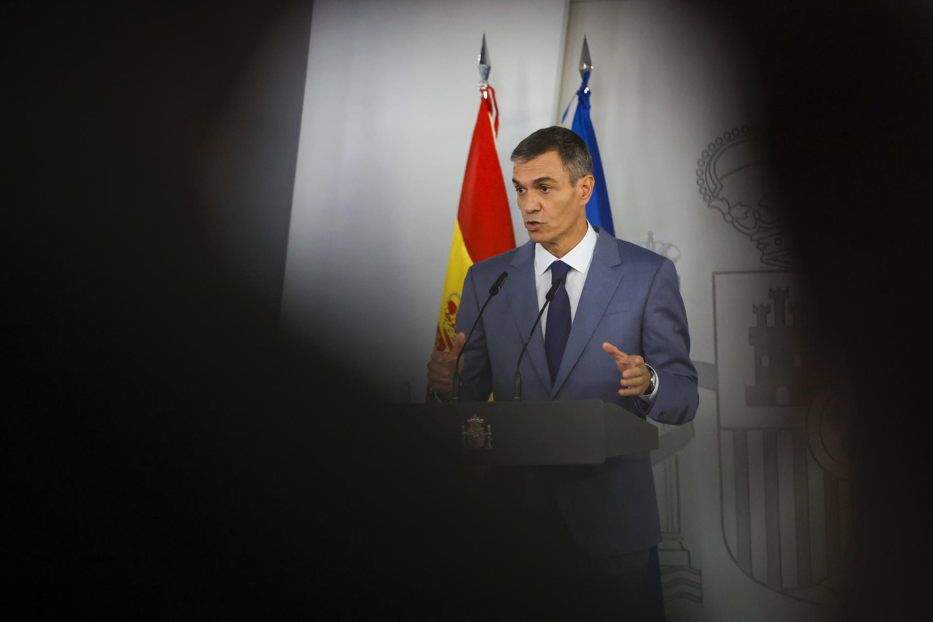 MADRID, 06/10/2026.- El presidente del Gobierno, Pedro Sánchez, comparece en rueda de prensa tras la reunión del Consejo de Ministros, este martes en el Palacio de la Moncloa. EFE/ Javier Lizon