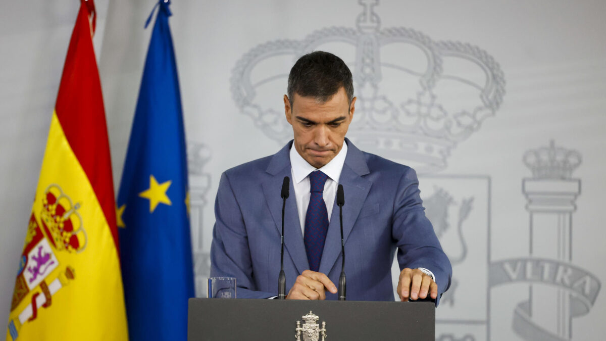 MADRID, 06/10/2026.- El presidente del Gobierno, Pedro Sánchez, comparece en rueda de prensa tras la reunión del Consejo de Ministros, este martes en el Palacio de la Moncloa. EFE/ Javier Lizon