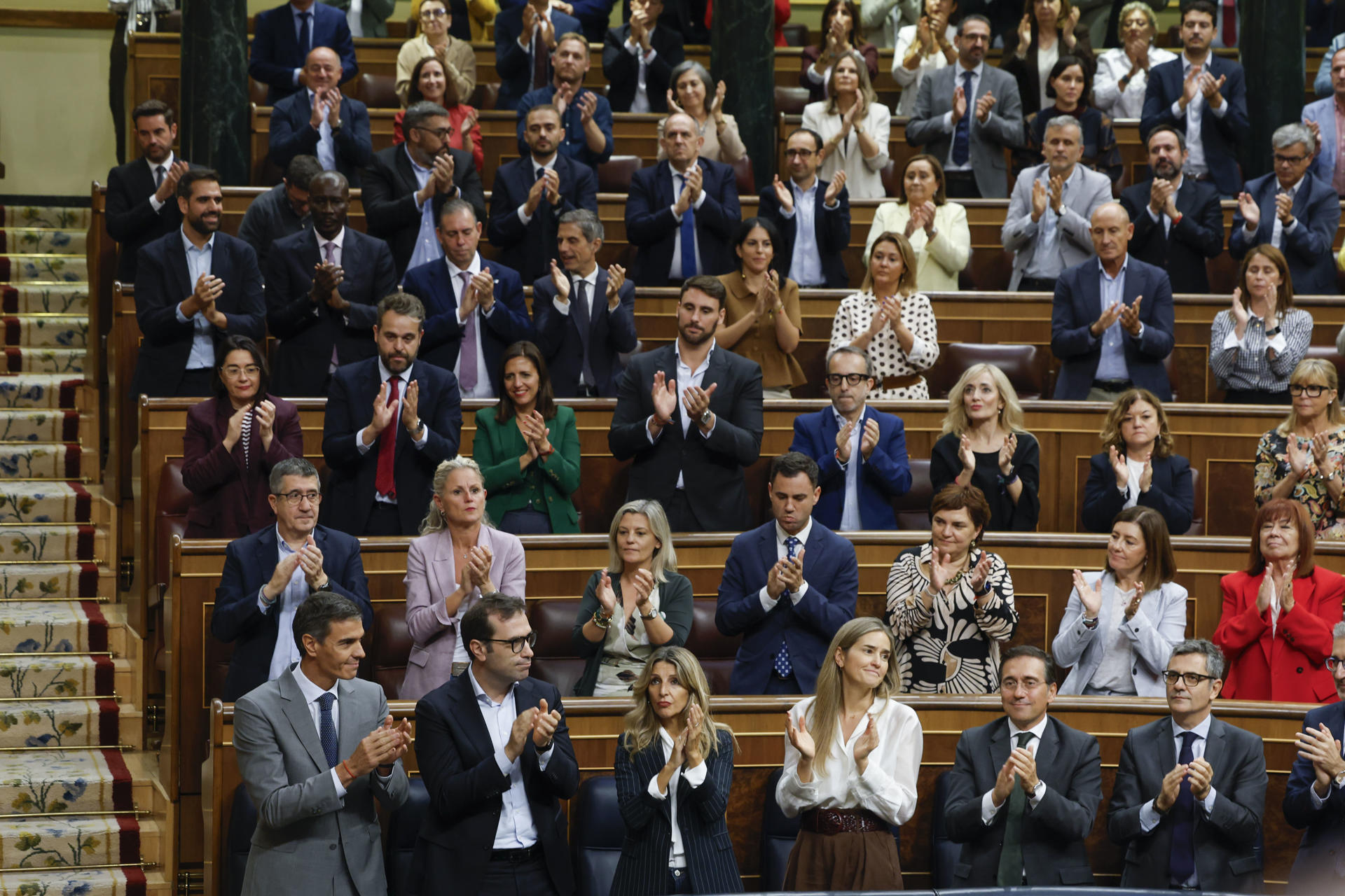MADRID, 02/10/2026.- Los ministros y la bancada socialista aplaude la intervención del presidente del Gobierno, Pedro Sánchez (i, abajo), durante el pleno en el que se debate y vota los decretos de vivienda del Gobierno celebrado este viernes en el Congreso. EFE/JJ Guillén