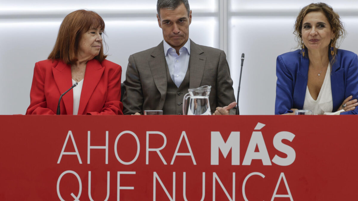 MADRID, 05/10/2026.- El presidente del Gobierno, Pedro Sánchez, la presidenta de la Comisión Ejecutiva Federal (CEF), Cristina Narbona (izda), y la vicesecretaria general, María Jesús Montero, durante la reunión de la CEF este lunes en la sede federal del PSOE. EFE/Juanjo Martín