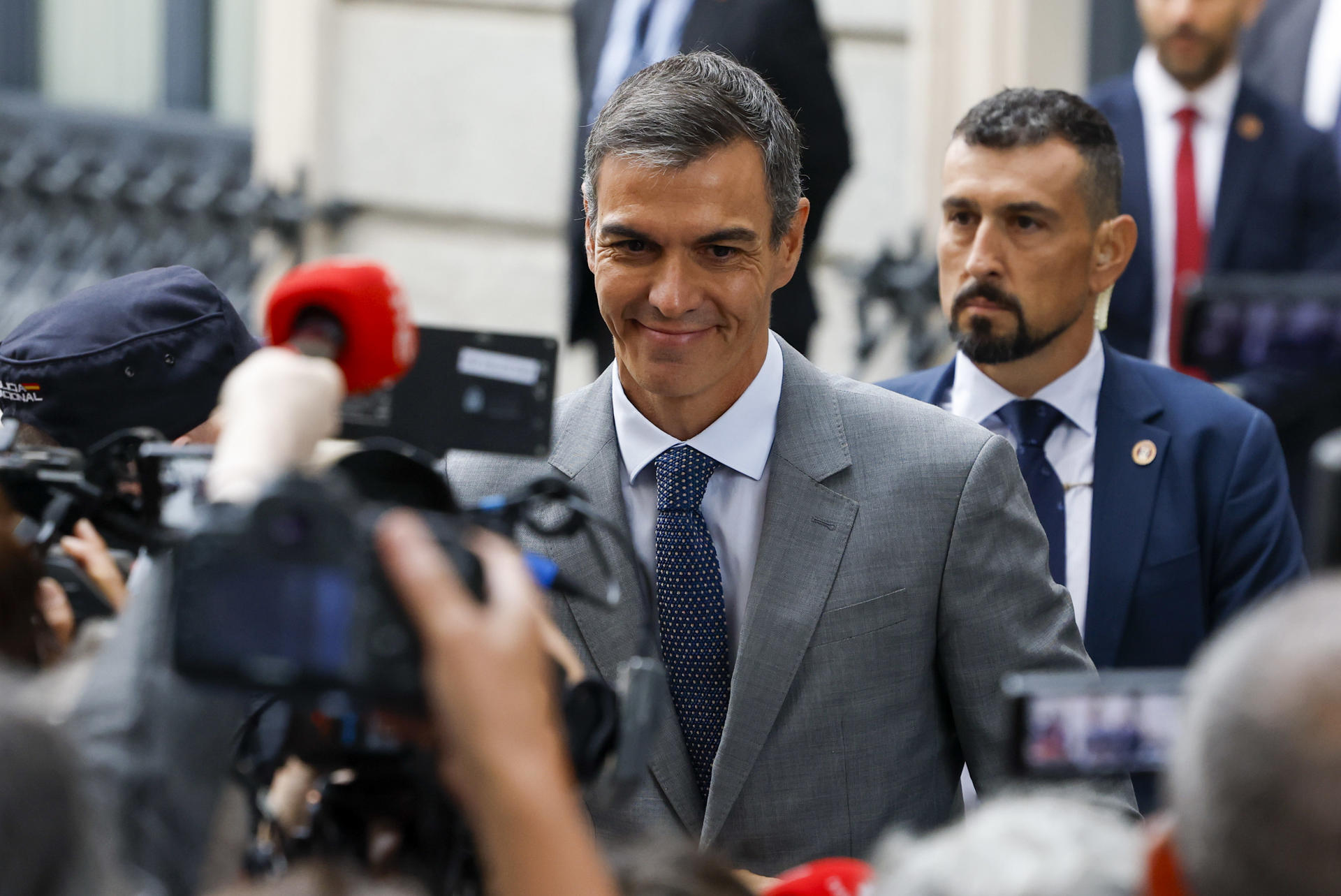MADRID, 02/10/2026.- El presidente del Gobierno, Pedro Sánchez, llega al Congreso de los Diputados para el pleno en el que se debate y vota los decretos de vivienda del Gobierno, este viernes. EFE/J.J. Guillén