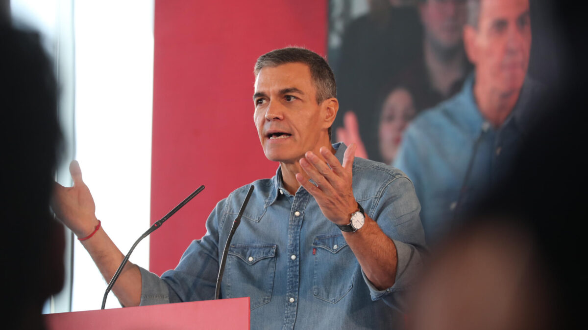 PONFERRADA (LEÓN), 11/10/2026.- El secretario general del PSOE, Pedro Sánchez, asiste al segundo acto de precampaña, celebrado en Ponferrada (León), este domingo. EFE/Ana F. Barredo