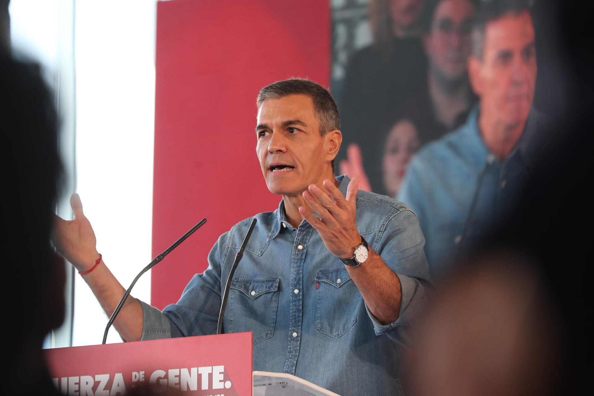 PONFERRADA (LEÓN), 11/10/2026.- El secretario general del PSOE, Pedro Sánchez, asiste al segundo acto de precampaña, celebrado en Ponferrada (León), este domingo. EFE/Ana F. Barredo