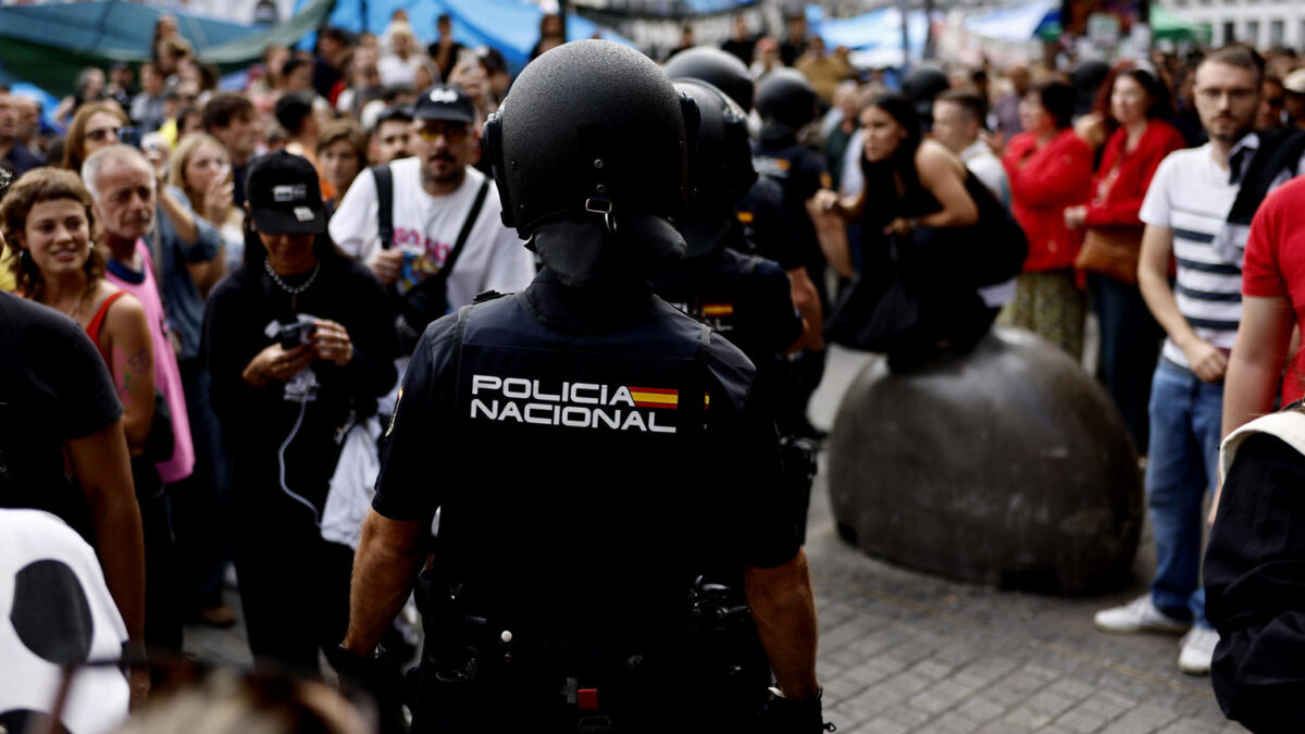 FOTODELDÍA - MADRID, 29/09/2026.- Vista de la Puerta del Sol donde unas mil personas llevan acampadas ya tres noches en protesta por la situación de la vivienda. La Comunidad de Madrid ha dado 48 horas para que la Delegación del Gobierno desmantele la acampada "ilegal" de la Puerta del Sol en protesta por la situación de la vivienda y el desahucio de Maricarmen, o de lo contrario acudirá a los tribunales, incluida la vía penal contra el delegado del Gobierno, Francisco Martín. EFE/ Rodrigo Jiménez