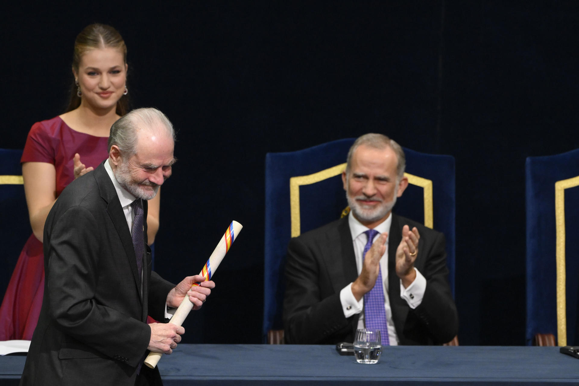 OVIEDO, 23/10/2026.- El historiador Timothy Garton Ash galardonado con el Premio de Ciencias Sociales tras recibir su galardón durante la ceremonia de entrega de los Premios Princesa de Asturias 2026 que se celebra este viernes en el Teatro Campoamor de Oviedo. EFE/ Eloy Alonso.