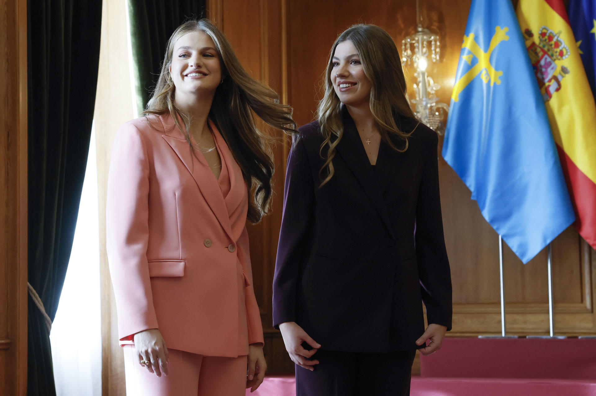 OVIEDO, 23/10/2026.- Leonor, princesa de Asturias y la infanta Sofía llegan a la audiencia con los galardonados con las Medallas de Asturias, Hijos Predilectos e Hijos Adoptivos 2026 este viernes en el Hotel de la Reconquista de Oviedo. EFE/ Ballesteros