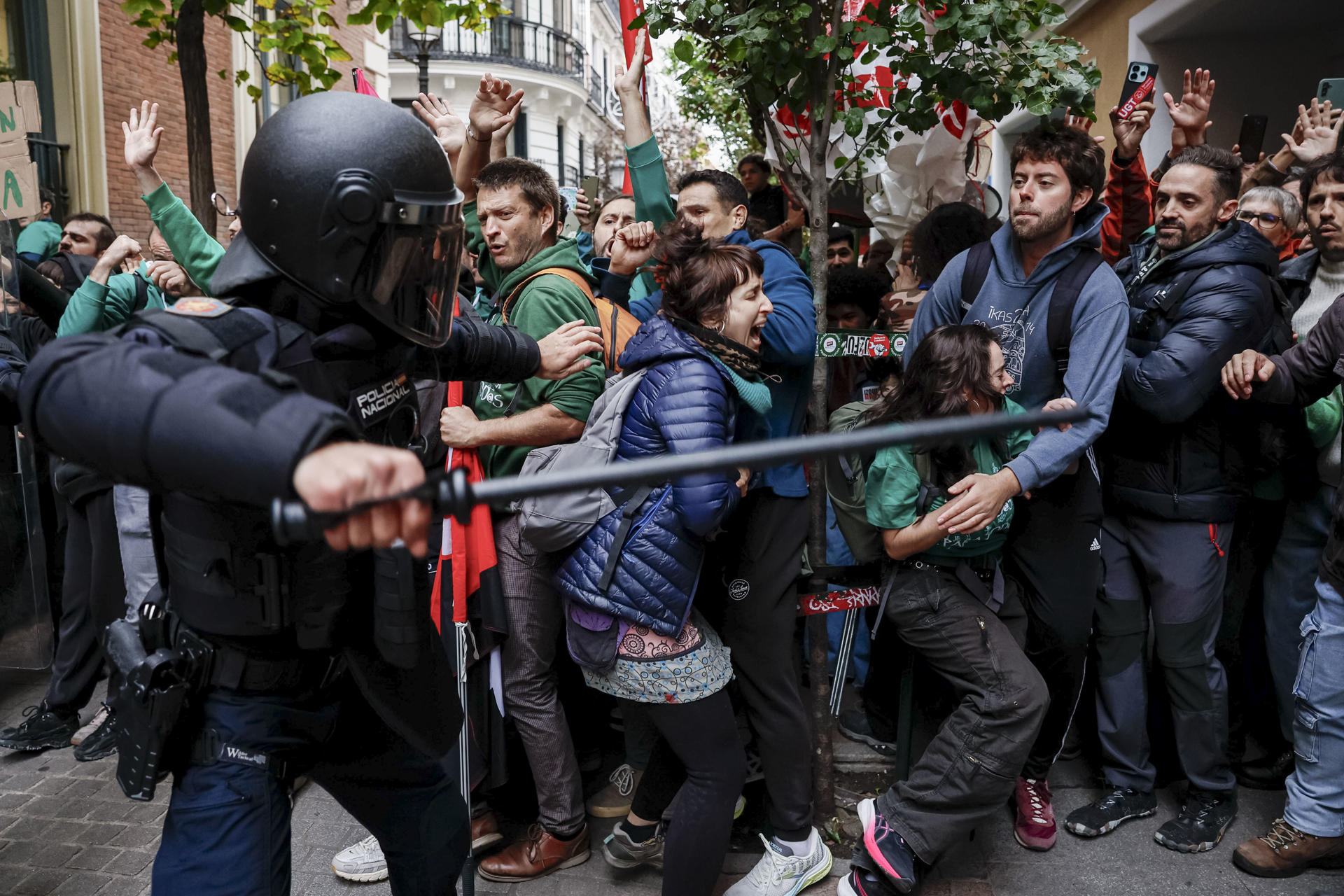 FOTODELDÍA MADRID, 19/10/2026.- Cargas policiales a las puertas del Palacio de Santoña donde la presidenta madrileña, Isabel Díaz Ayuso se encuentra participando en la clausura del foro La longevidad tiene nombre de mujer, y a donde se han dirigido los docentes asistentes a la concentración convocada por el Comité de Huelga Unitario de la Educación Pública de la Comunidad de Madrid ante la consejería de Educación, este lunes. EFE/ Daniel Gonzalez