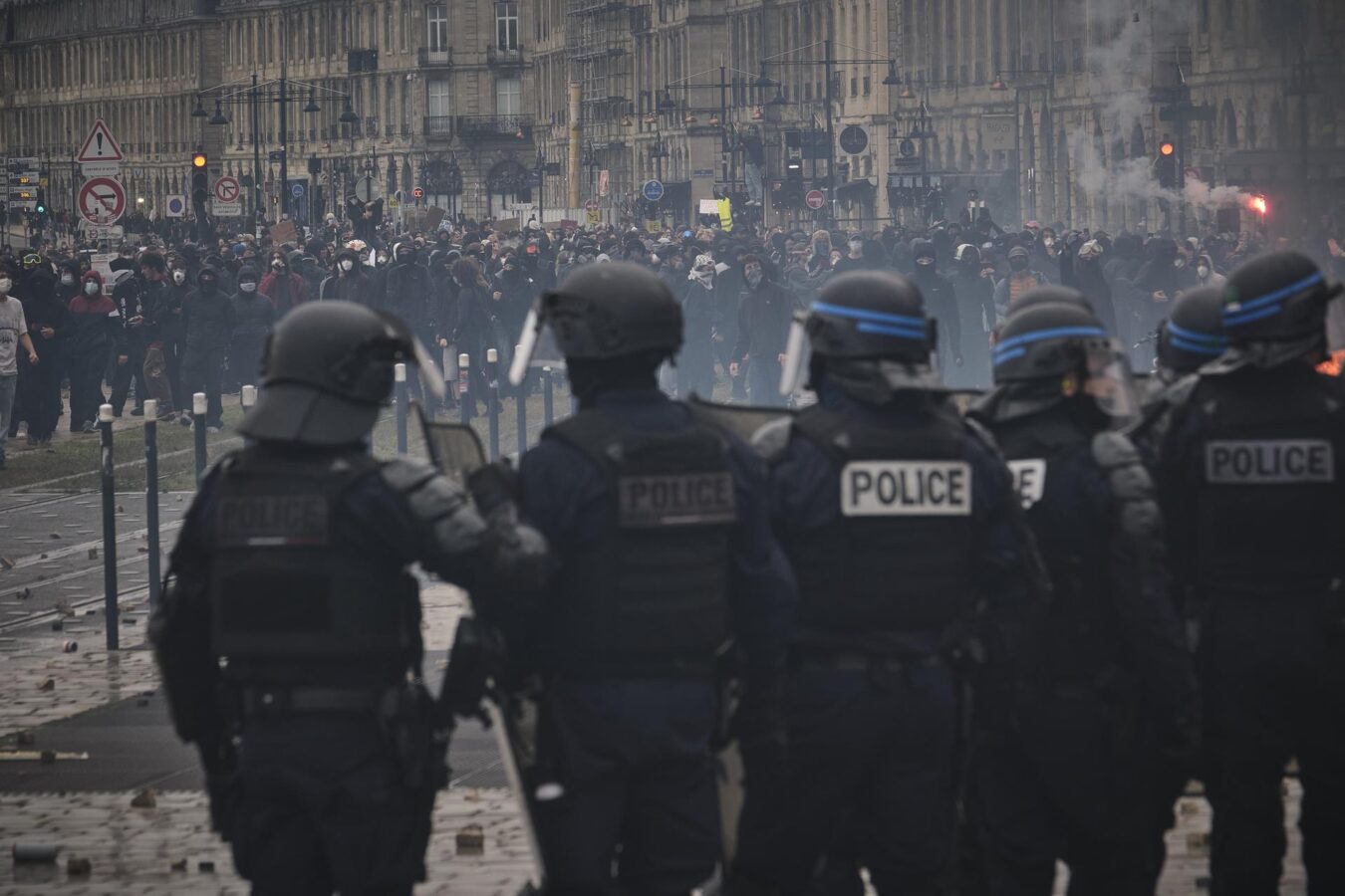 BORDEAUX (France), 24/10/2026.- People clash with police officers during a demonstration against the high cost of living in Bordeaux, France, 24 October 2026. According to the prefecture, about 15,500 people attended the march, which proceeded despite a ban on demonstrations in parts of the city center. Authorities deployed around 70,000 police officers and security personnel nationwide to prevent a repeat of the unrest that erupted during demonstrations the previous weekend. (Protestas, Francia, Burdeos) EFE/EPA/GUILLAUME PINON