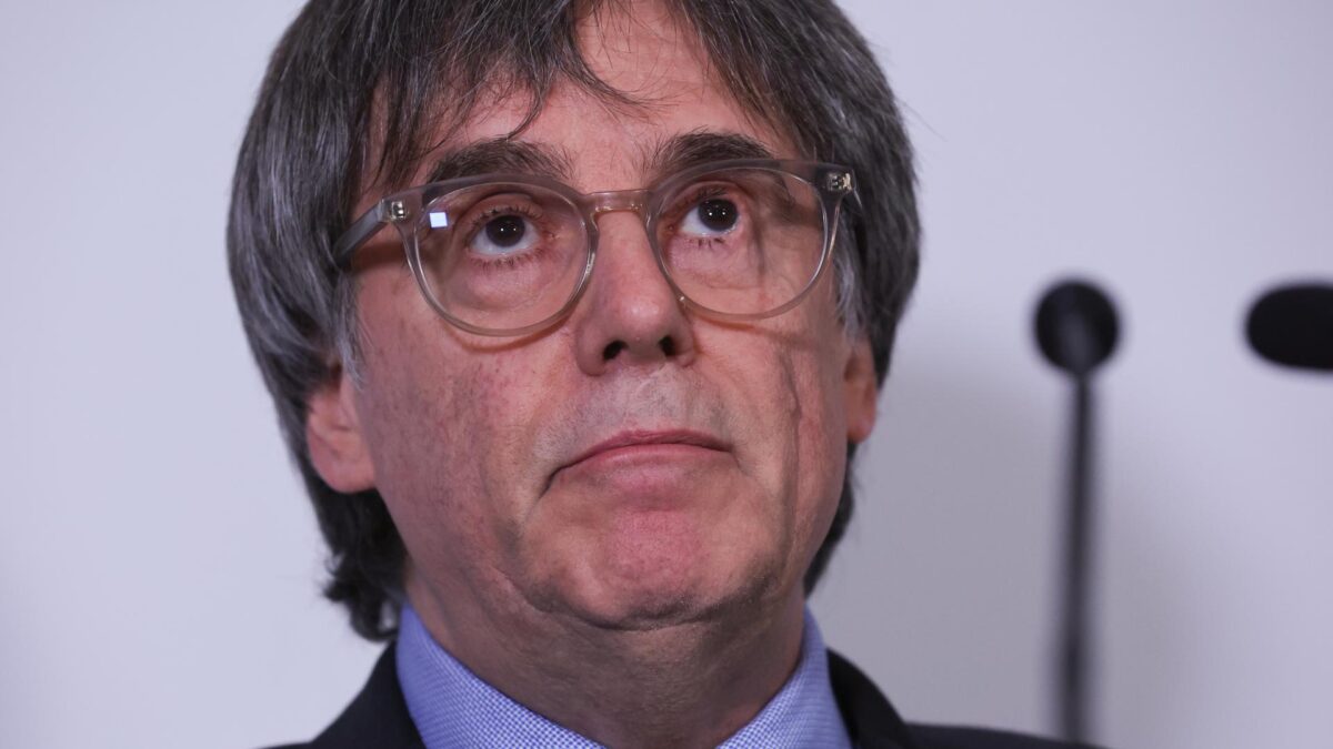 WATERLOO (Belgium), 06/10/2026.- Former Catalan regional president Carles Puigdemont delivers an institutional statement at the Casa de la Republica in Waterloo, Belgium, 06 October 2026. Spains Supreme Court lifted the arrest warrant against Puigdemont earlier in the day after the Constitutional Court ruled that the amnesty law applies to embezzlement linked to the Catalan independence process, paving the way for his return to Spain after nearly nine years in Belgium. (Bélgica, España) EFE/EPA/OLIVIER HOSLET