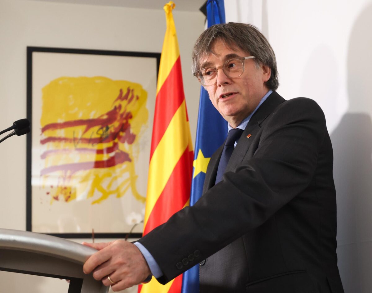 WATERLOO (Belgium), 06/10/2026.- Former Catalan regional president Carles Puigdemont delivers an institutional statement at the Casa de la Republica in Waterloo, Belgium, 06 October 2026. Spains Supreme Court lifted the arrest warrant against Puigdemont earlier in the day after the Constitutional Court ruled that the amnesty law applies to embezzlement linked to the Catalan independence process, paving the way for his return to Spain after nearly nine years in Belgium. (Bélgica, España) EFE/EPA/OLIVIER HOSLET