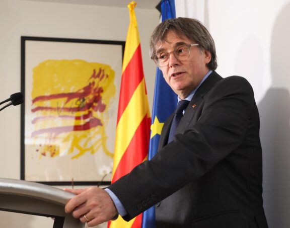 WATERLOO (Belgium), 06/10/2026.- Former Catalan regional president Carles Puigdemont delivers an institutional statement at the Casa de la Republica in Waterloo, Belgium, 06 October 2026. Spains Supreme Court lifted the arrest warrant against Puigdemont earlier in the day after the Constitutional Court ruled that the amnesty law applies to embezzlement linked to the Catalan independence process, paving the way for his return to Spain after nearly nine years in Belgium. (Bélgica, España) EFE/EPA/OLIVIER HOSLET
