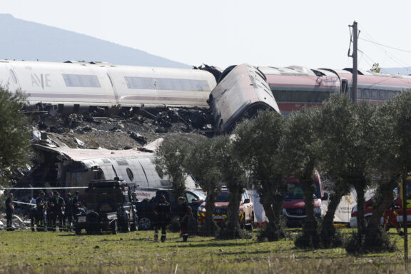 URDA (TOLEDO), 28/10/2026.- Servicios de emergencia trabajan en el lugar del accidente de dos trenes de alta velocidad, uno de Renfe y otro de Iryo, que han colisionado a primera hora de este miércoles a la altura de la estación de Urda (Toledo), donde hay al menos 64 fallecidos. EFE/ Chema Moya