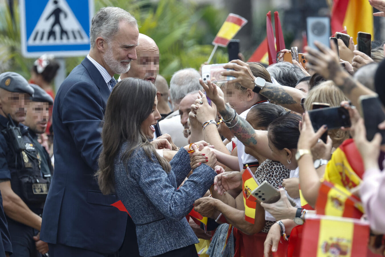 FOTODELDIA CEUTA, 13/10/2026.- El rey Felipe VI (i, atrás) y la reina Letizia (c) saludan a la multitud que espera su llegada ante el Ayuntamiento de CEuta, este martes. Los reyes han aterrizado este martes en el helipuerto de Ceuta donde a las 12:30 comenzarán su agenda de actos de esta visita histórica, la primera que realizan a la ciudad, para expresar su apoyo a los ceutíes tras la entrada masiva de migrantes a finales del pasado mes de julio. EFE/Chema Moya