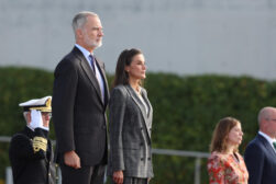 MADRID (ESPAÑA), 05/10/2026.- Los reyes durante la despedida oficial antes de su viaje a Finlandia en la terminal 4 del aeropuerto de Barajas en Madrid este lunes. EFE/ Kiko Huesca