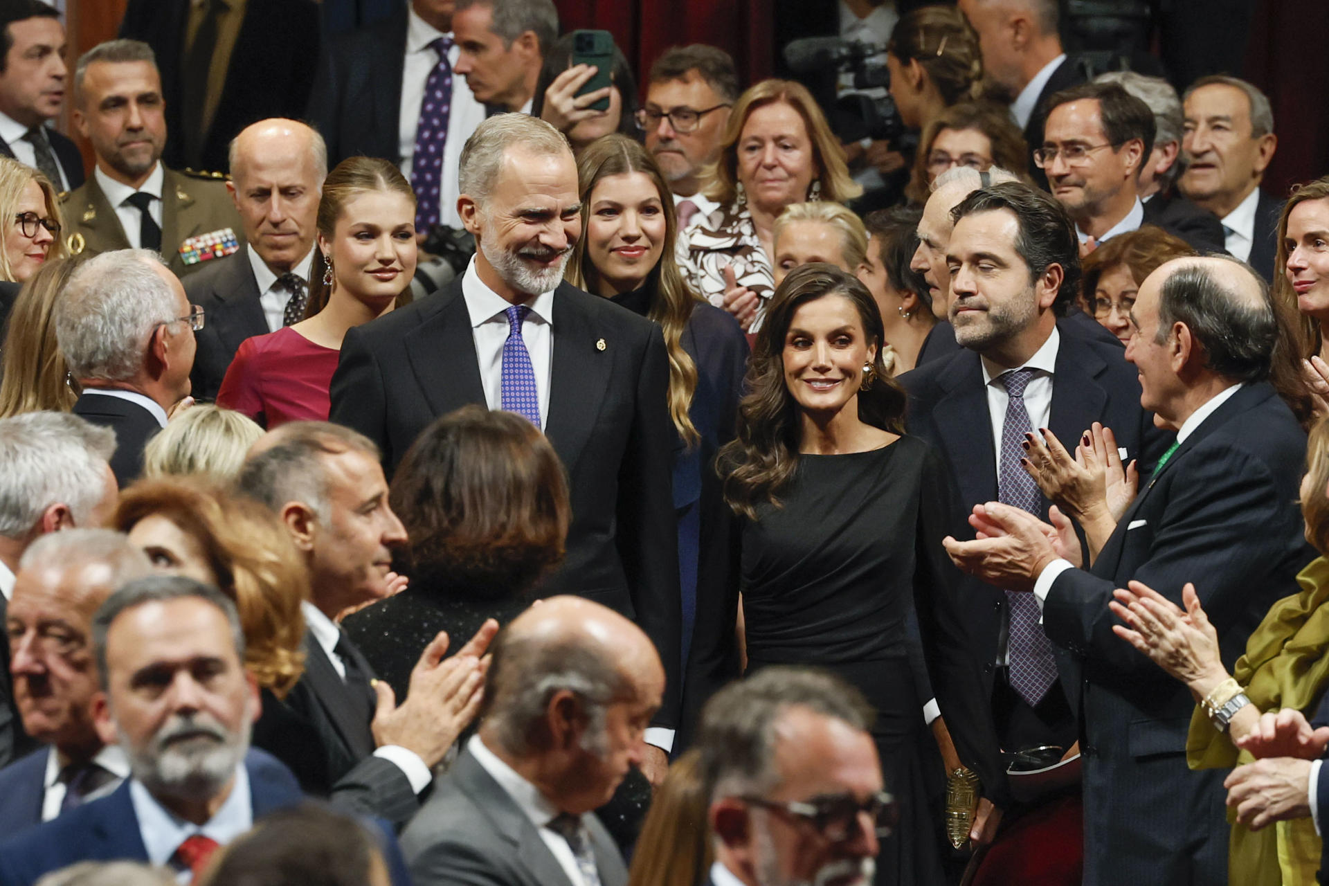 OVIEDO, 23/10/2026.- El rey Felipe VI, la reina Letizia, la princesa Leonor y la infanta Sofia, a su llegada a la ceremonia de entrega de los Premios Princesa de Asturias que se celebra este viernes en el Teatro Campoamor de Oviedo. EFE/Ballesteros.