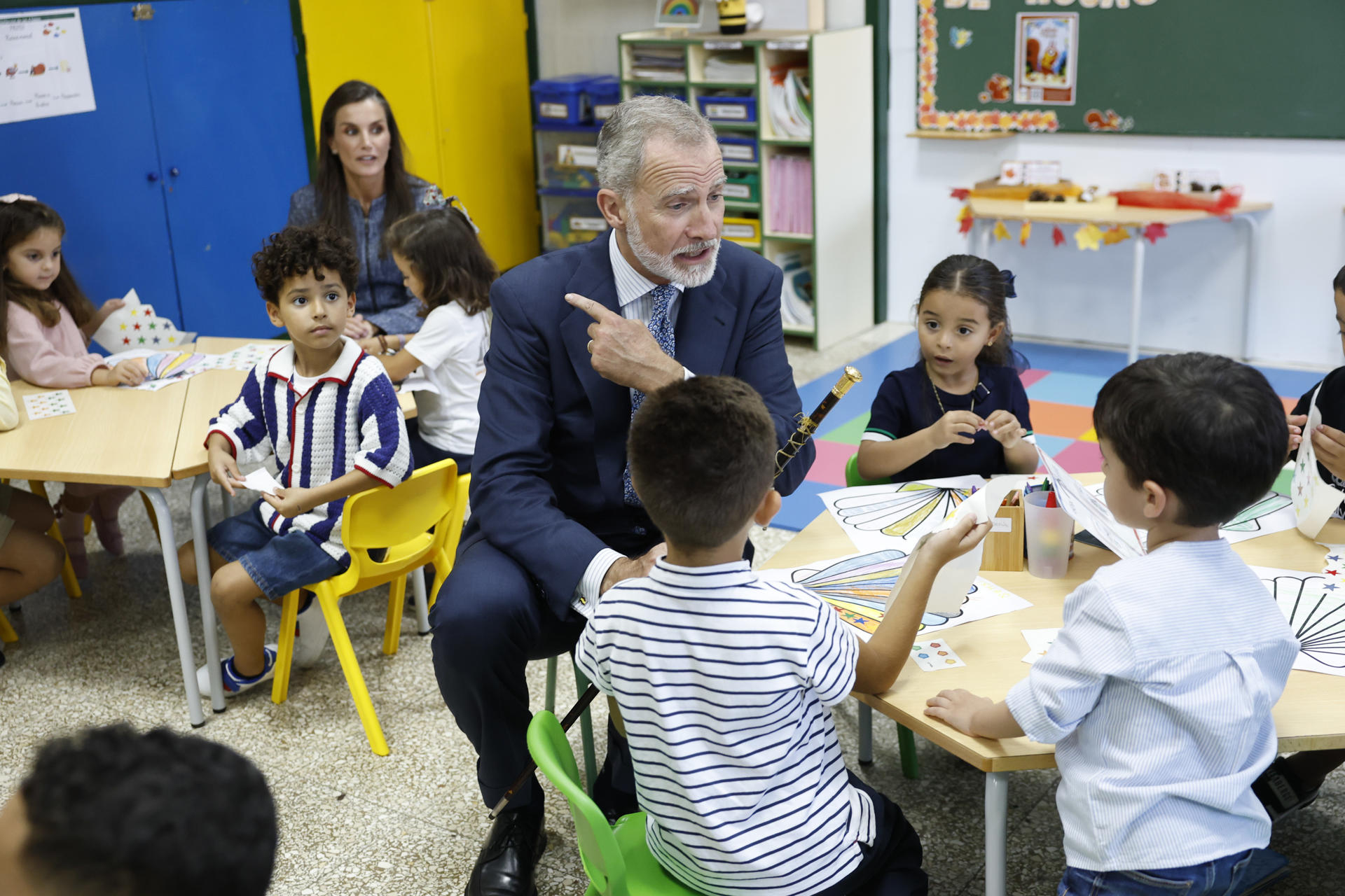 CEUTA, 13/10/2026.- Los reyes Felipe VI (c) y Letizia (2i) visitan el colegio público Vicente Aleixandre en el barrio de Manzanera durante su visita este martes a Ceuta, la primera que realizan a la ciudad, para expresar su apoyo a los ceutíes tras la entrada masiva de personas migrantes a finales del pasado mes de julio. EFE/ Chema Moya
