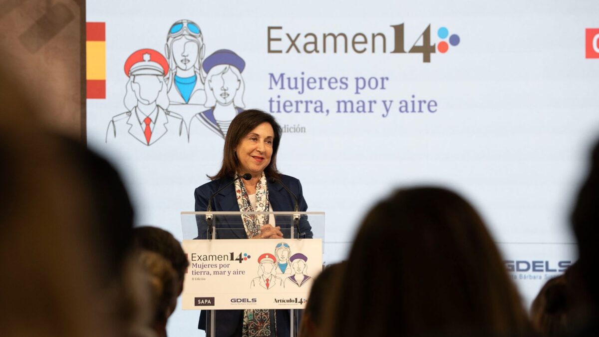 La ministra de Defensa, Margarita Robles, en la redacción de Artículo14