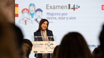 La ministra de Defensa, Margarita Robles, en la redacción de Artículo14