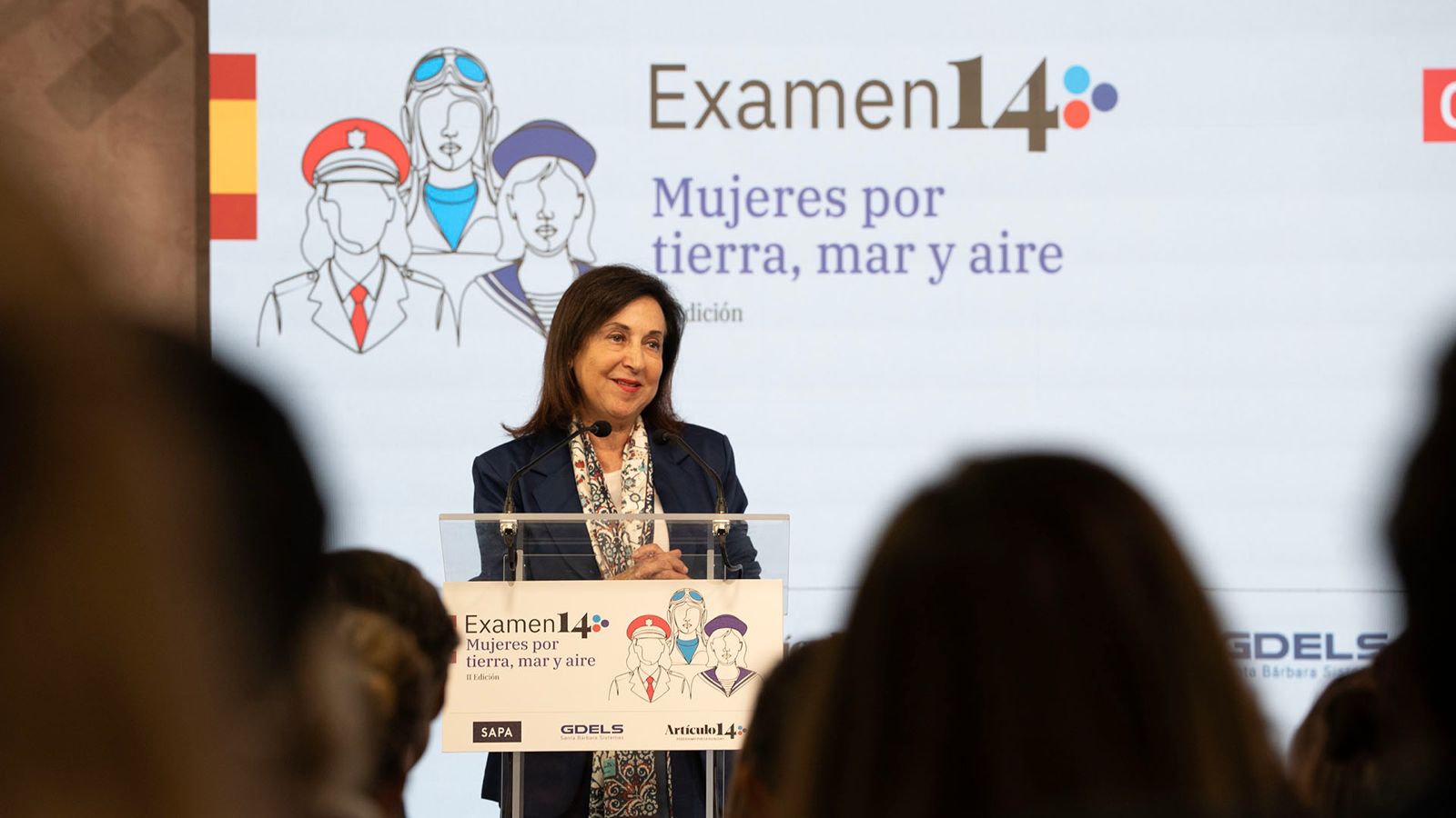 La ministra de Defensa, Margarita Robles, en la redacción de Artículo14