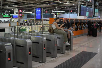 BARCELONA (ESPAÑA), 04/10/2026.- Dos pasajeros esperan la salida de su tren de Rodalies en la estación de Sants, en Barcelona este domingo. Rodalies ha anunciado que los trenes del servicio ferroviario de cercanías y media distancia sigue suspendido en Cataluña hasta nuevo aviso como consecuencia de la situación meteorológica, con excepción de las líneas RL3, RL4 y R16. EFE/ Alejandro García