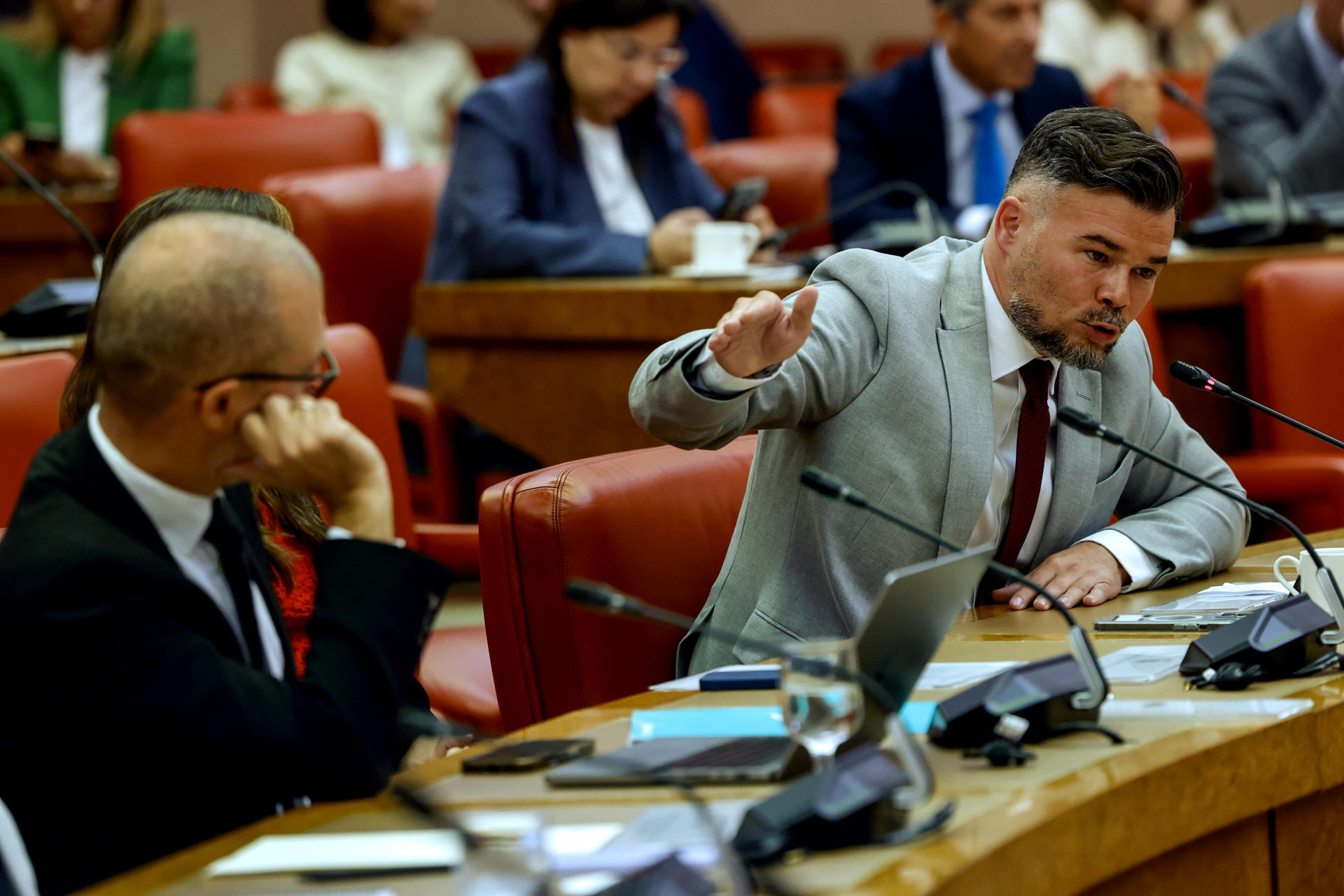 MADRID, 16/10/2026.- El portavoz de ERC, Gabriel Rufián, interviene durante la primera reunión de la Diputación Permanente del Congreso de los Diputados tras la disolución de las Cortes, donde se debate, este viernes, la convalidación o derogación de los reales decretos-leyes sobre las medidas frente a la dana y las ayudas a los sectores afectados por el incremento de los costes de los combustibles y la energía. EFE/ J.J. Guillén