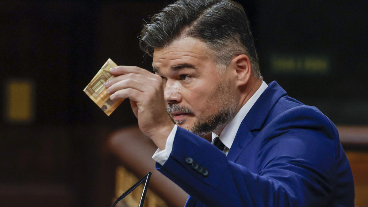 MADRID, 02/10/2026.- El portavoz del ERC, Gabriel Rufián muestra un billete de 50 euros mientras se dirige al grupo parlamentario de Junts durante el pleno en el que se debate y vota los decretos de vivienda del Gobierno celebrado este viernes en el Congreso de los Diputados en Madrid. EFE/JJ Guillén