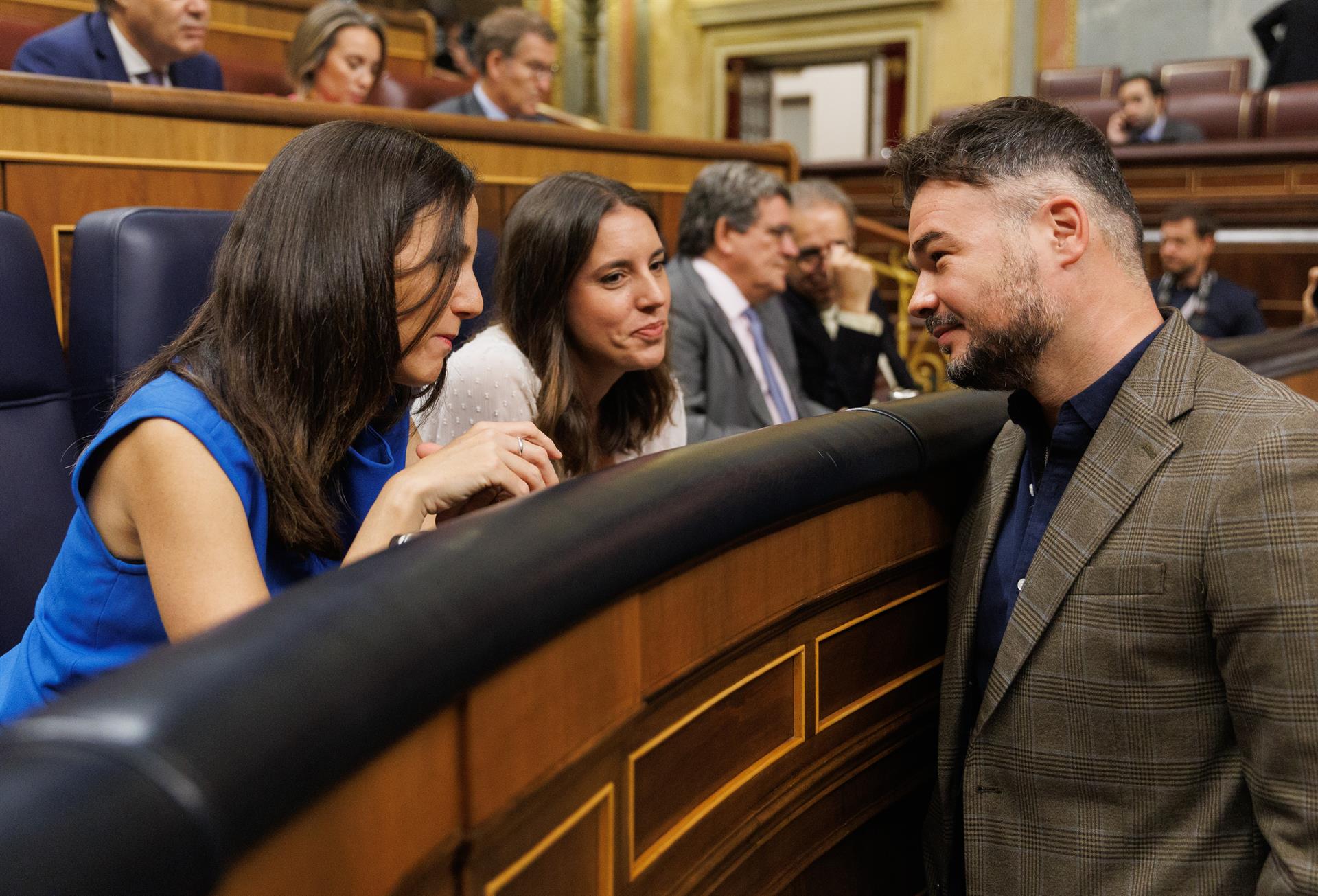 Las dirigentes de Podemos Ione Belarra (1i) Irene Montero (2i) y el portavoz de ERC, Gabriel Rufián.