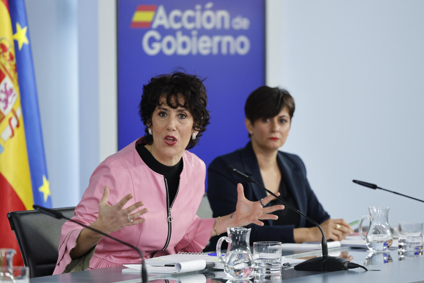 MADRID, 20/10/2026.-La ministra portavoz, Elma Saiz, y la ministra de Vivienda y Agenda Urbana, Isabel Rodríguez, durante la rueda de prensa posterior al Consejo de Ministros este martes.-EFE/ Mariscal