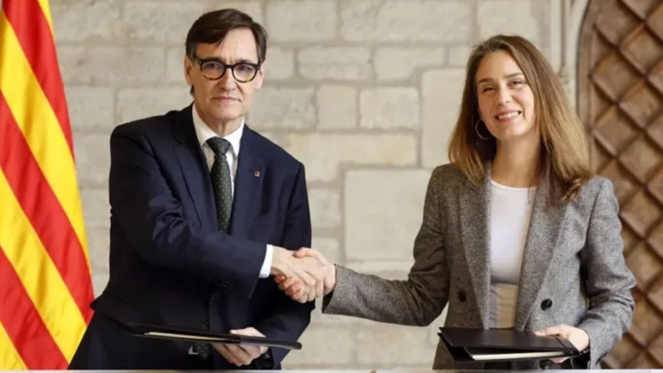 El presidente de la Generalitat, Salvador Illa, y la presidenta del grupo de Comuns, Jéssica Albiach, este jueves, en el Palau de la Generalitat, durante el acto de la firma del acuerdo para el proyecto de los presupuestos. EFE/Toni Albir