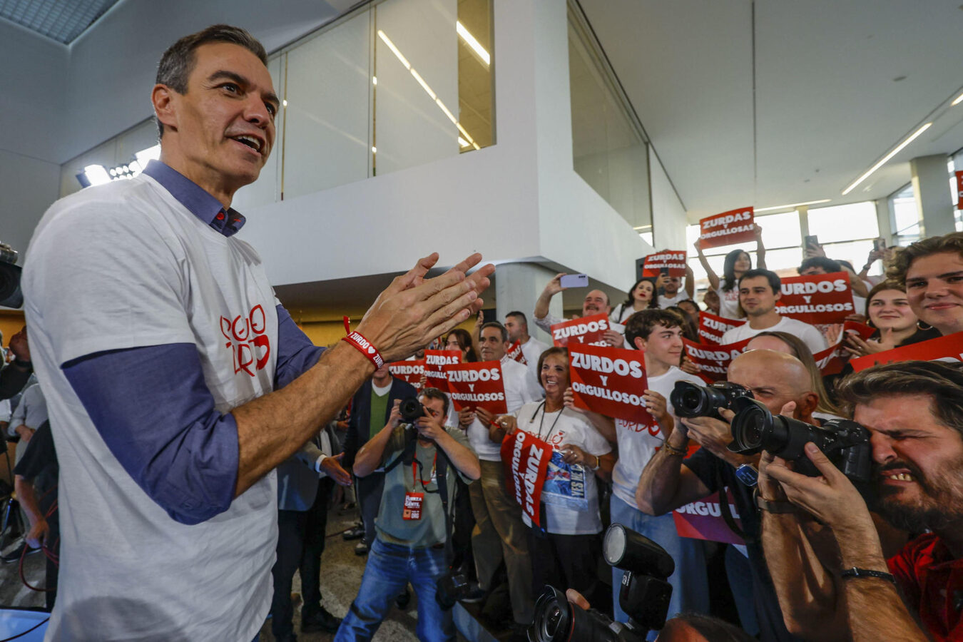 BURGOS, 21/10/2026.- El secretario general del PSOE y presidente del Gobierno, Pedro Sánchez, participa en un acto de precampaña celebrado este miércoles en Burgos. EFE/Santi Otero