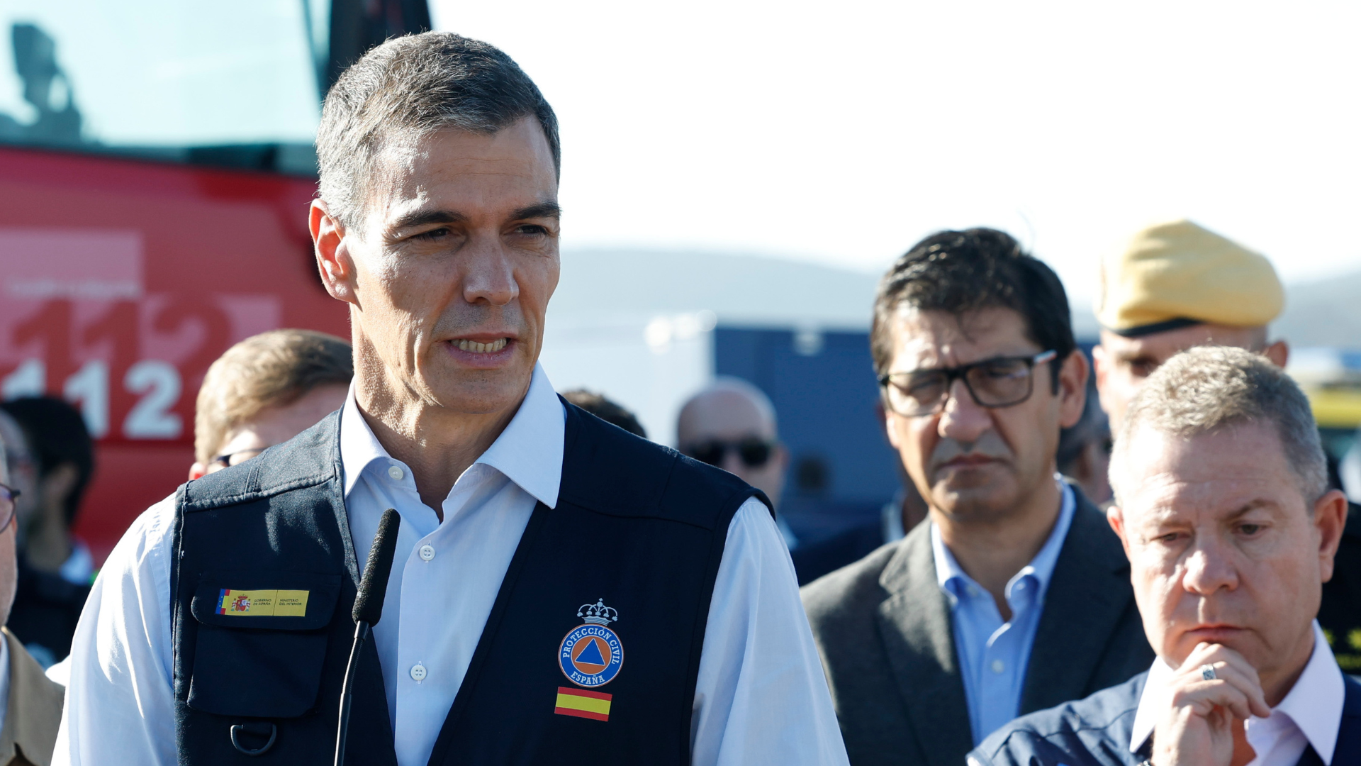 Pedro Sánchez (c), junto al presidente de Castilla-La Mancha, Emiliano García-Page (d), realizan declaraciones a los medios durante su visita al lugar del accidente.