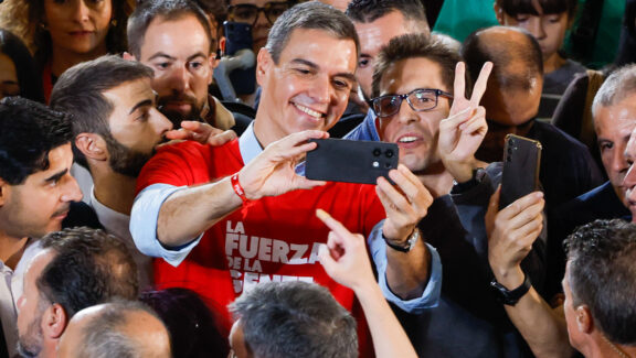 FUENLABRADA (MADRID), 17/10/2026.- El presidente del Gobierno, Pedro Sánchez, se toma fotos con simpatizantes durante la reunión del Comité Federal del PSOE que está previsto ratifique sus listas para las elecciones del próximo 29 de noviembre y al secretario general socialista, Pedro Sánchez, como su candidato a la presidencia, este sábado, en el Centro de Arte Tomás y Valiente, de Fuenlabrada (Madrid). EFE/ J.J. Guillén