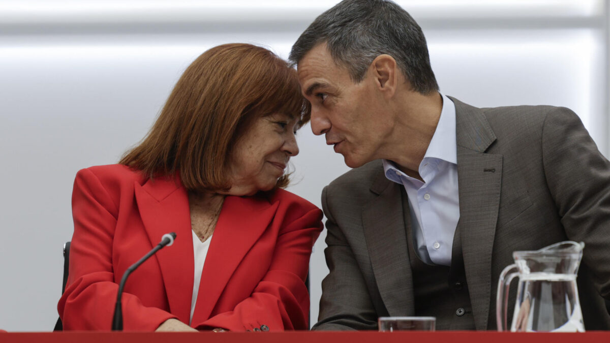 MADRID, 05/10/2026.- El presidente del Gobierno, Pedro Sánchez, conversa con la presidenta de la Comisión Ejecutiva Federal (CEF), Cristina Narbona, durante la reunión de la CEF este lunes en la sede federal del PSOE. EFE/Juanjo Martín