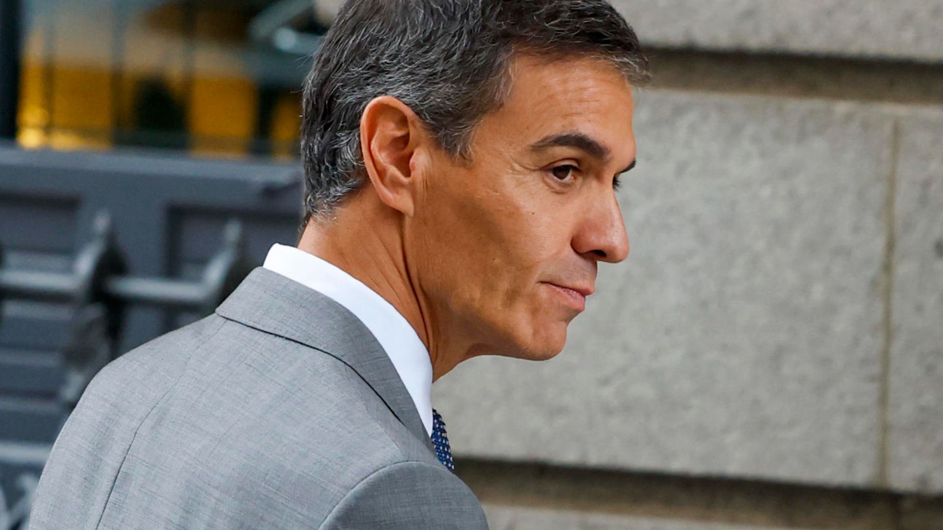El presidente del Gobierno, Pedro Sánchez, llega al Congreso de los Diputados para el pleno en el que se debate y vota los decretos de vivienda del Gobierno, este viernes. EFE/J.J. Guillén