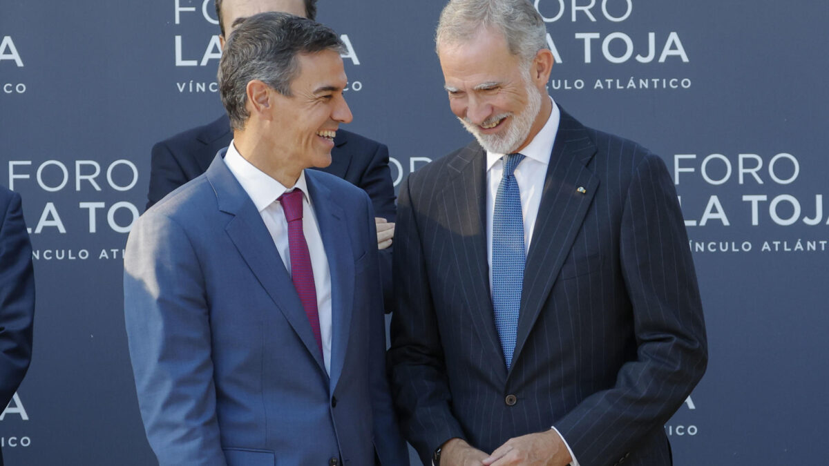 O GROVE (PONTEVEDRA), 01/10/2026.- El rey Felipe VI (d) junto al presidente del Gobierno, Pedro Sánchez (i), este jueves en O Grove (Pontevedra) durante la inauguración de la VIII edición del Foro La Toja, que durante tres jornadas abordará cuestiones como la situación que vive Ceuta, las relaciones con Marruecos y los retos de la Inteligencia Artificial. EFE/ Lavandeira Jr