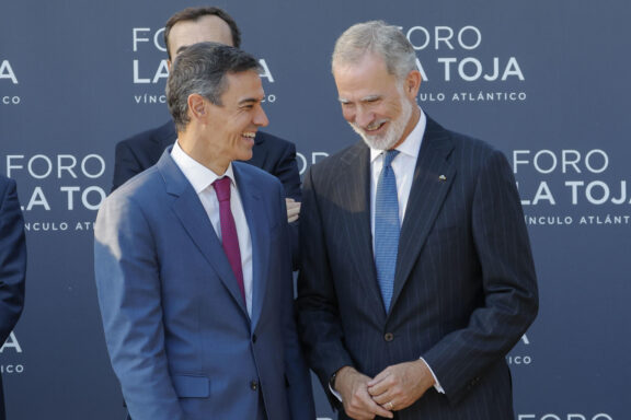 O GROVE (PONTEVEDRA), 01/10/2026.- El rey Felipe VI (d) junto al presidente del Gobierno, Pedro Sánchez (i), este jueves en O Grove (Pontevedra) durante la inauguración de la VIII edición del Foro La Toja, que durante tres jornadas abordará cuestiones como la situación que vive Ceuta, las relaciones con Marruecos y los retos de la Inteligencia Artificial. EFE/ Lavandeira Jr