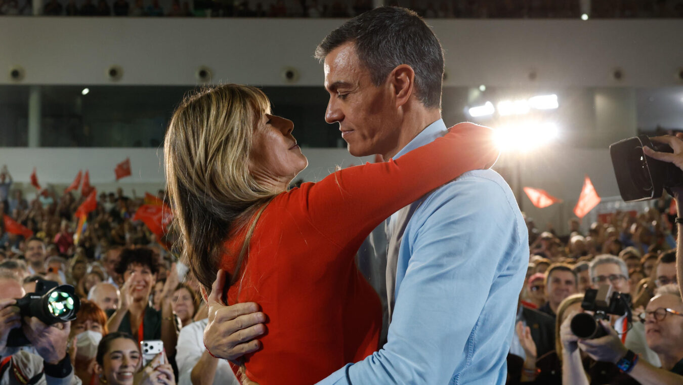 FUENLABRADA (MADRID), 17/10/2026.- El presidente del Gobierno, Pedro Sánchez, abraza a su mujer Begoña Gómez, a su llegada a la reunión del Comité Federal del PSOE que está previsto ratifique sus listas para las elecciones del próximo 29 de noviembre y al secretario general socialista, Pedro Sánchez, como su candidato a la presidencia, este sábado, en el Centro de Arte Tomás y Valiente, de Fuenlabrada (Madrid). EFE/ J.J. Guillén