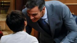 La ministra de Vivienda, Isabel Rodríguez (i, de espaldas), recibe la felicitación del presidente del Gobierno, Pedro Sánchez (d), tras su discurso en el pleno en el que se debate y vota los decretos de vivienda del Gobierno celebrado este viernes en el Congreso de los Diputados en Madrid. EFE/JJ Guillén