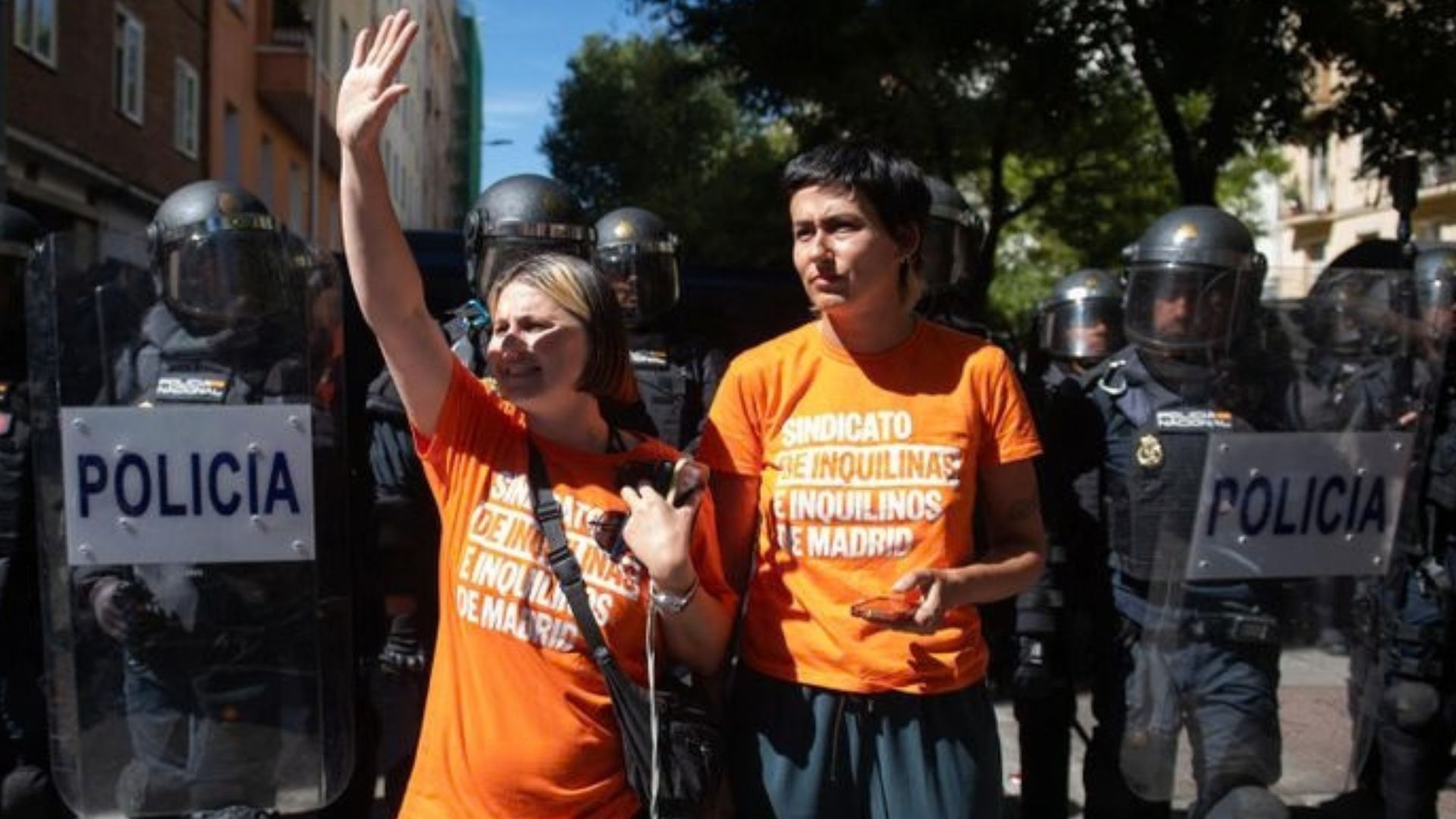 Valeria Racu y Alicia del Río durante el desahucio de Maricarmen. Europa Press