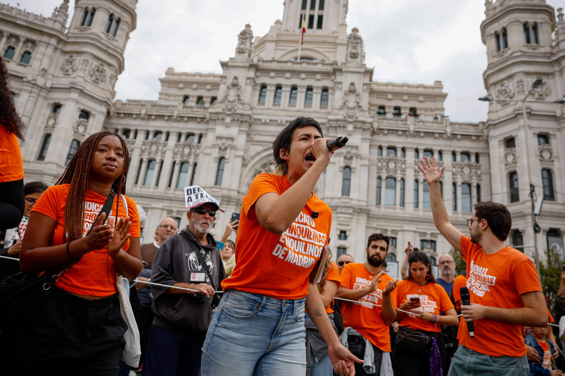 MADRID, 03/10/2026.- Manifestación convocada por el Sindicato de Inquilinas para denunciar la caída de los decretos de la vivienda y reclamar una rebaja del 50 % en los alquileres, la exigencia de contratos indefinidos y también la expropiación de las viviendas a los fondos buitres, mientras llama a la huelga general, este sábado. EFE/ Daniel Gonzalez