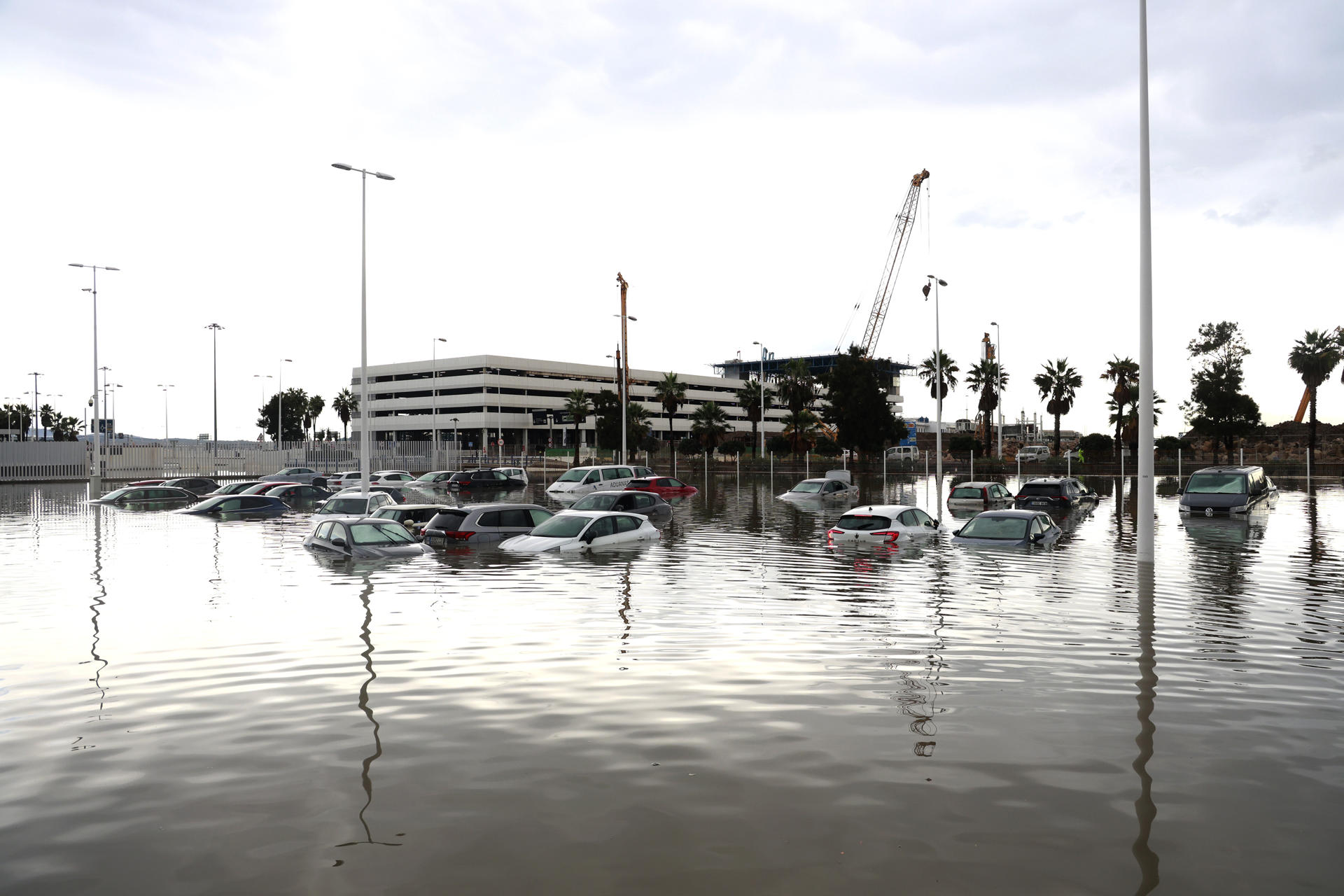 ALGECIRAS (ESPAÑA), 18/10/2026.- Vista de las calles anegadas tras las fuertes lluvias este domingo en la localidad gaditana de Algeciras (Cádiz), cuyo vial principal del puerto está cortado al tráfico por inundación en su tramo de acceso Central-Sur debido a las fuertes precipitaciones registradas durante la madrugada. EFE/A.Carrasco Ragel