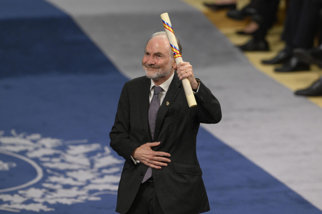 OVIEDO, 23/10/2026.- El historiador Timothy Garton Ash galardonado con el Premio de Ciencias Sociales tras recibir su galardón durante la ceremonia de entrega de los Premios Princesa de Asturias 2026 que se celebra este viernes en el Teatro Campoamor de Oviedo. EFE/ Eloy Alonso.