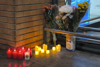 SEVILLA , 28/10/2026.- Vista del altar improvisado en la estación de Santa Justa, en Sevilla, en homenaje a las víctimas del accidente ferroviario de este miércoles en Urda. El presidente del Gobierno español, Pedro Sánchez, aseguró este miércoles que se va "a llegar hasta el final" para saber las causas del accidente ferroviario ocurrido en la provincia de Toledo (centro) que se ha cobrado la vida de al menos 68 personas y añadió: "Si ha habido negligencias, se sabrá". EFE/ Eva Ruiz