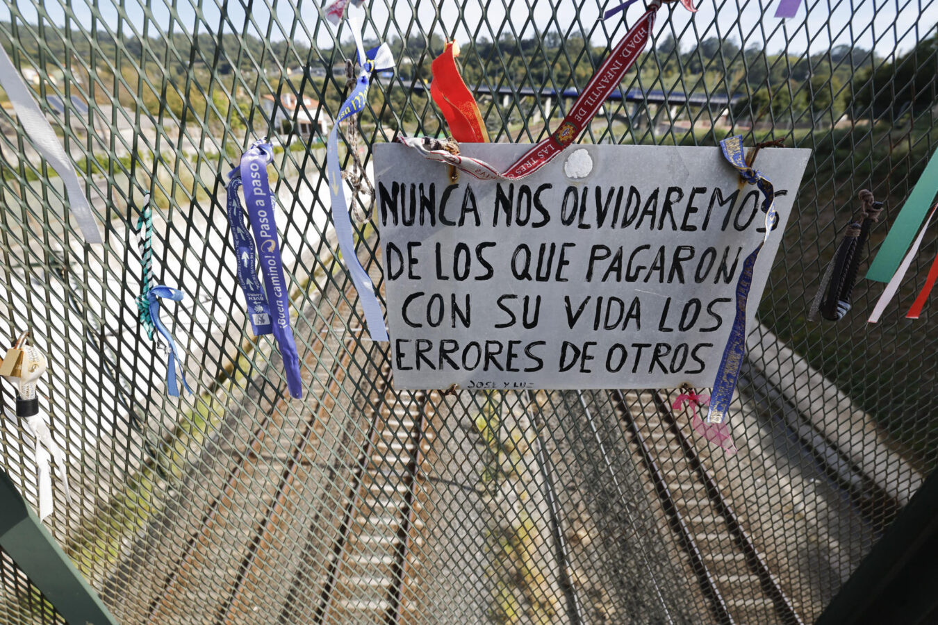 A GRANDEIRA DE ANGROIS, 29/10/2026.- Carteles y cintas en memoria de las víctimas del accidente ferroviario de Angrois que tuvo lugar el 24 de julio de 2013 cuando un tren Alvia, descarriló en la curva A Grandeira de Angrois, a unos tres kilómetros de la estación de Santiago de Compostela, permanecen en el lugar del siniestro. EFE/ Lavandeira Jr