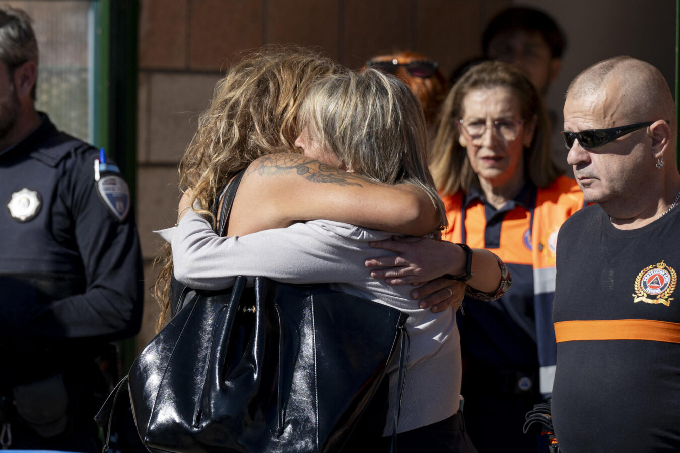 URDA (TOLEDO), 28/10/2026.- Dos mujeres se abrazan este miércoles en el pabellón polideportivo del municipio que se ha habilitado como espacio principal para la llegada de los heridos más leves del accidente en el que han colisionado un tren AVE con otro de Iryo son atendidos en el pabellón municipal de Urda (Toledo). El siniestro arroja hasta ahora un balance de al menos 64 personas muertas y decenas de heridos. EFE/Jesús Monroy