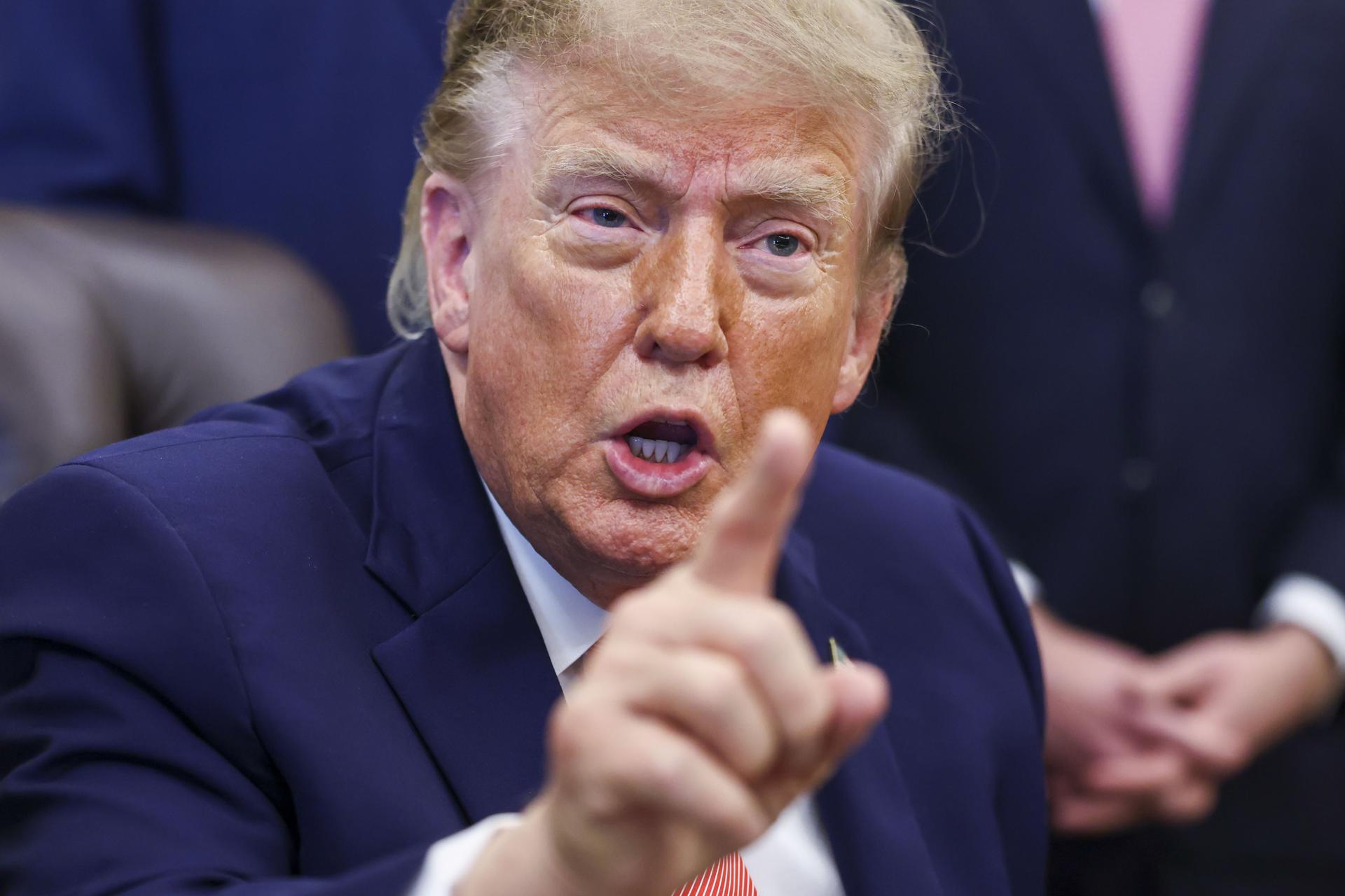 WASHINGTON (USA), 20/10/2026.- US President Donald Trump responds to questions from the news media following his remarks about efforts to crack down on taxpayer fraud in the Oval Office of the White House in Washington, DC, USA, 20 October 2026. Trump and Vice President Vance announced a whistleblower program encouraging the public to report taxpayer fraud. EFE/EPA/JIM LO SCALZO / POOL