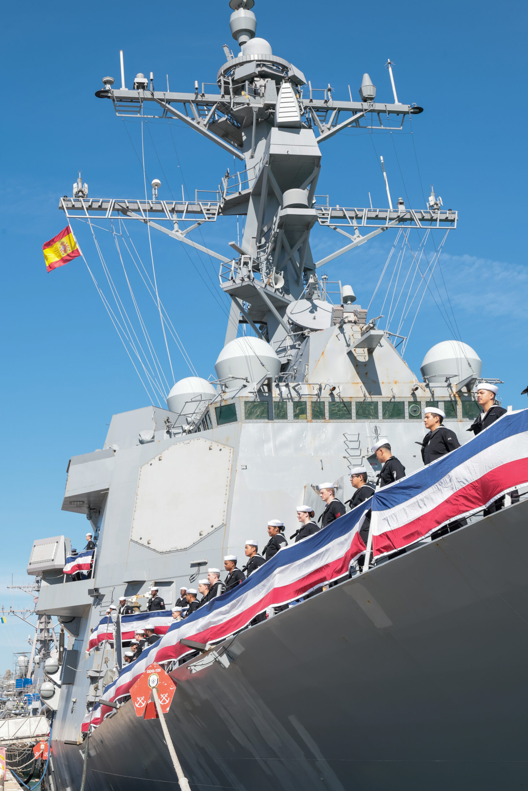 El destructor de misiles guiados USS John Basilone atracado en la Base Naval de Rota