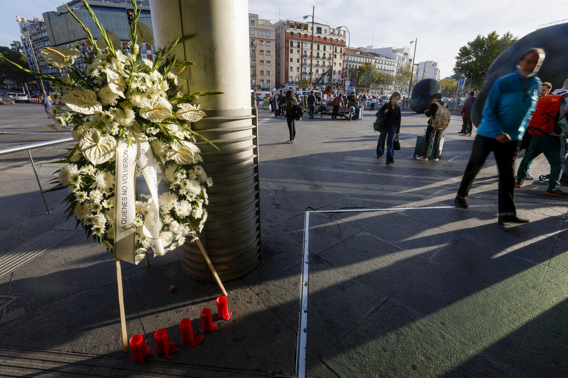MADRID, 29/10/2026.- Una corona de flores en memoria de las víctimas del accidente ferroviario de Urda (Toledo) ocurrido este miércoles puede verse en la estación de Atocha de Madrid este jueves, en el coinciden la huelga de 24 horas convocada por el sindicato de maquinistas y la suspensión de la línea Madrid-Andalucía de alta velocidad por el siniestro. EFE/ Javier Lizon