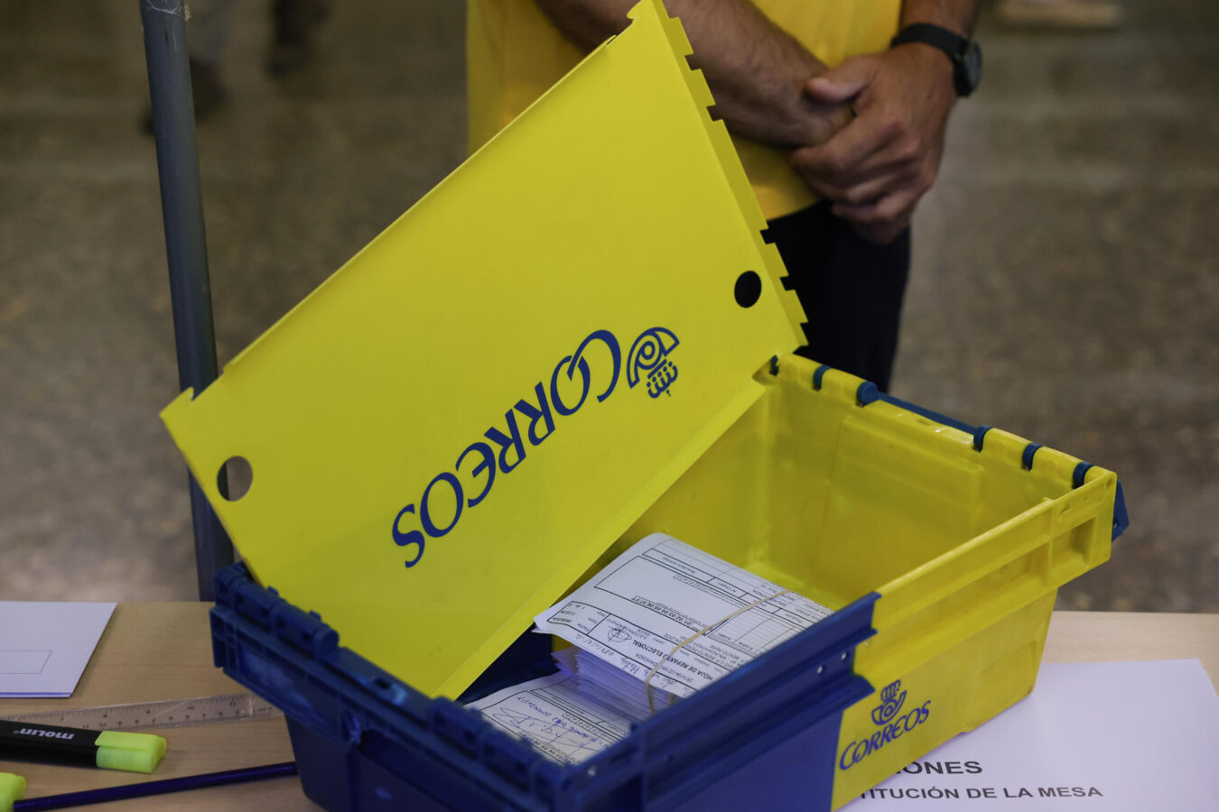 MAJADAHONDA (MADRID), 09/06/2024.- Un empleado de correos entrega el voto por correo a una mesa electoral en la localidad madrileña de Majadahonda, este domingo, en el que más de 38 millones de españoles están convocados para elegir a los 61 eurodiputados que representarán a España en el Parlamento Europeo. EFE/ Zipi
